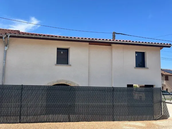 Au Blanchon, Pont d'Ain : Maison de village en plateau viabilisé - Gros oeuvre entièrement neuf