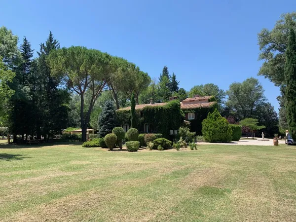 Vends Maison 330m² sur Terrain 3,5 Ha - 7 chambres, Tourves (83)