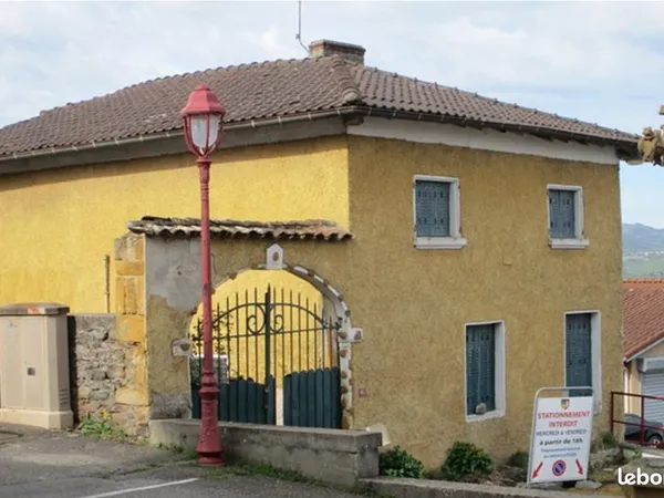 Ancienne maison en pierres à rénover au coeur de Sourcieux-les-Mines