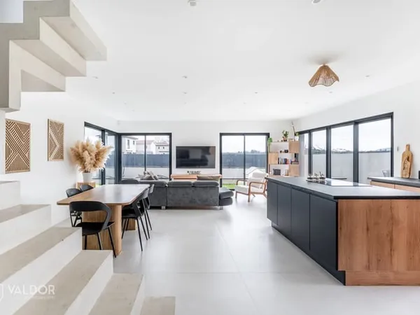 Maison récente de 145 m² avec 4 chambres et bureau, jardin et garage