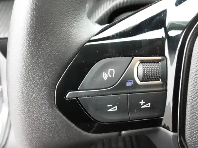 Peugeot 208 puretech 100 s&amp;s bvm6 — photo 16