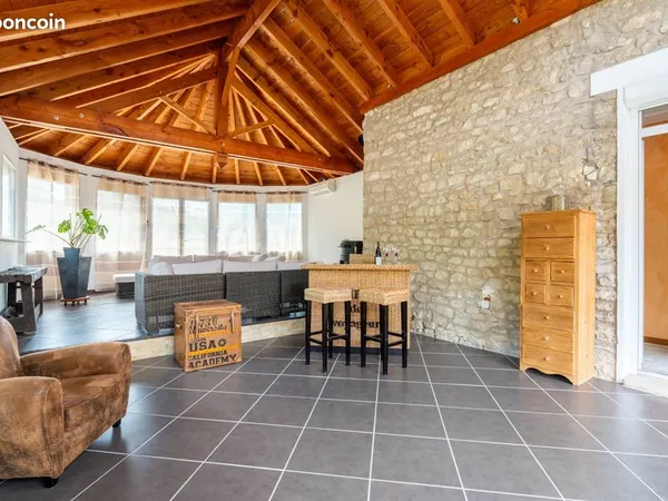Maison 8 pièces 236 m²