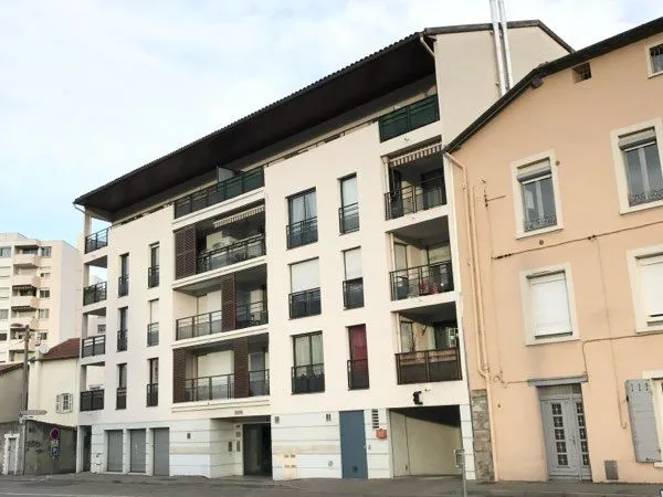 Garage, à Oullins, la Camille