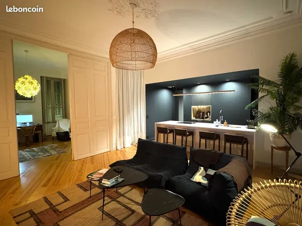 À louer à l'année - Appartement meublé T2/T3 77m² avec 2 balcons Location à l'année meublée au Quai 