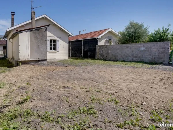 Terrain constructible divisible de 347 m2 et maison à rénover