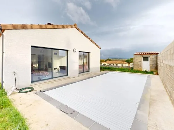 Maison récente à Carcassonne avec jardin, piscine et garage.