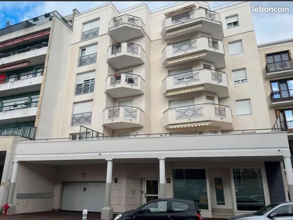 Place de parking à l'extérieur à vendre dans copropriété sécurisée