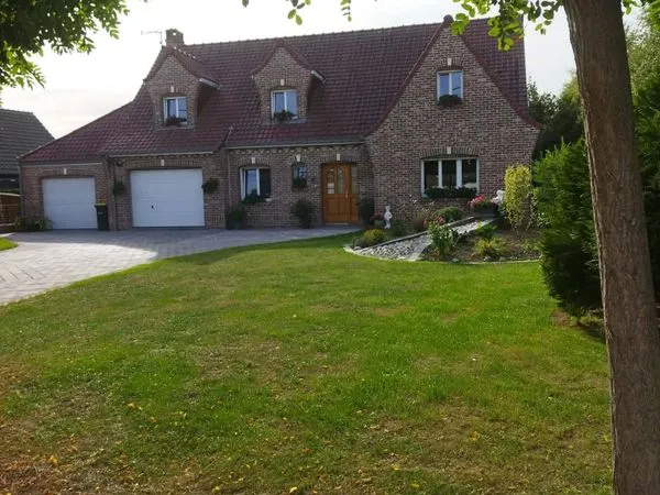 Jolie maison familiale traditionnelle avec jardin et prestations de qualité