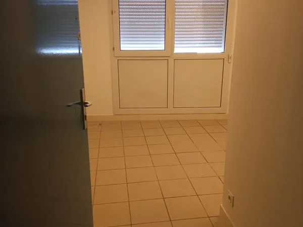 Studio 24 m² - 1er étage avec ascenseur - Parking - 500 /mois CC