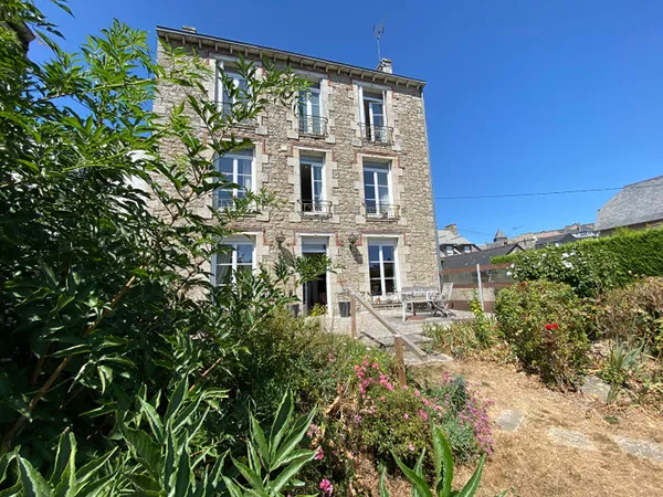 A vendre maison bourgeoise en centre ville de Dinan 8 chambres jardin plein Sud de. 460m2