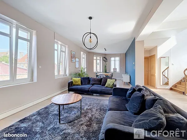 Maison 10 pièces 243 m²