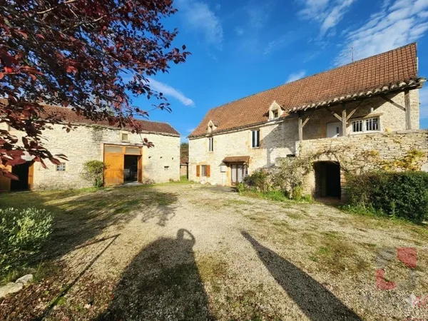 Ensemble en pierre composé d'une maison avec studio indépendant et une grange