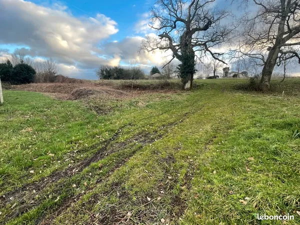 Terrain constructible 655 m² - Vertheuil centre