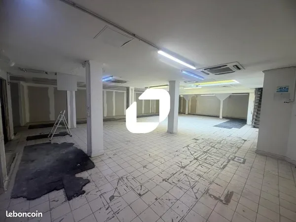 Local commercial 374 m²