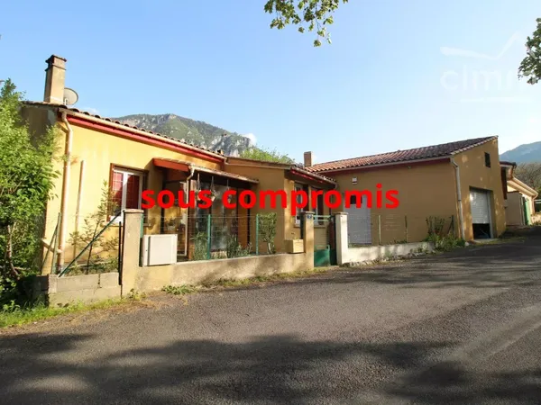 A vendre une maison de plain pied avec un garage et un jardin
