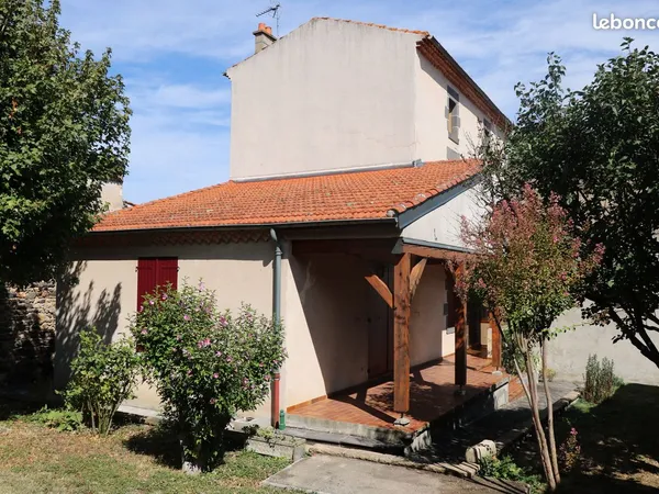 Maison avec jardin (250 m2), 2 cours, grande grange et dépendances