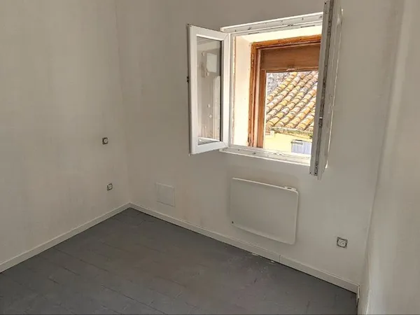 À louer : Maison de village de charme de 4 pièces sur 3 niveaux, située à Salses-le-Château