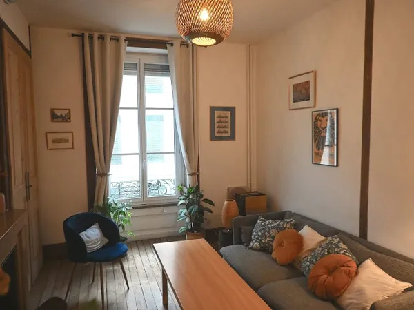 Lyon 7e - Saint-Louis : T2 de charme traversant, 51 m², avec cave et grenier