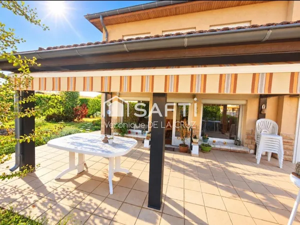 A Meyzieu Le Carreau, Maison mitoyenne, 4 chambres, jardin et PAC récente à Meyzieu Le Carreau