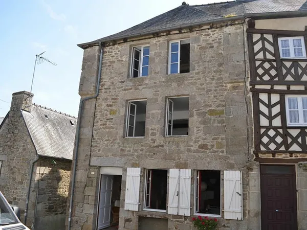 Maison de caractère à rénover au coeur de la fabuleuse cité médiévale de Moncontour