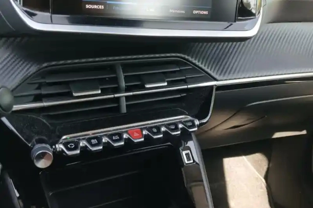 Peugeot 208 puretech 75 s&amp;s bvm5 — photo 17