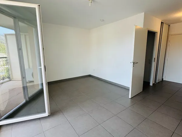 Studio 28 m2 avec balcon , parking et cave -BORMES LES MIMO
