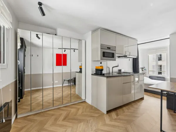 Saint Germain des Pres - Studio de 19m2 refait à neuf - 5ème étage - Ascenseur - Parfaitement calme.