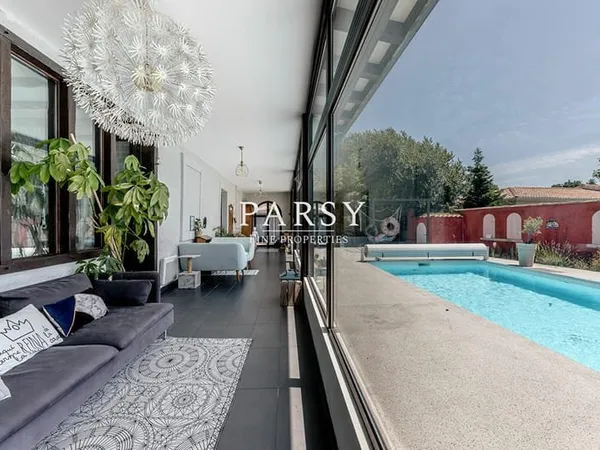 AUDENGE: Villa 5/6 chambres avec piscine et appartement indépendant.