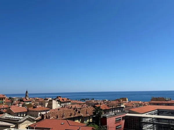 menton, dans un hotel particulier ce 4 pièces, terrasses 35