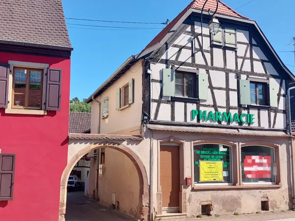 Maison comprenant commerce, appartement 3 pièces, garage 177 m2