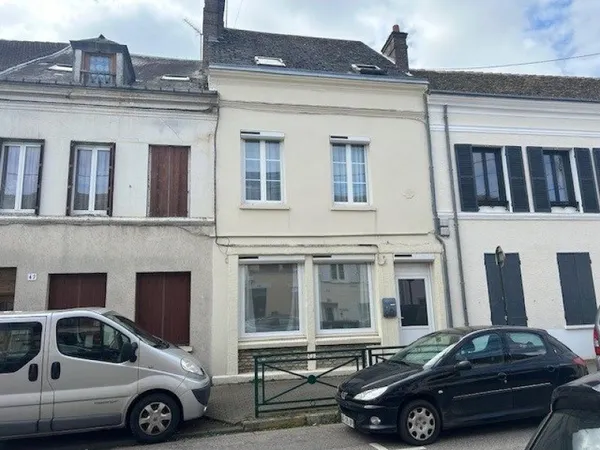 A seulement 10 min de Houdan et de la gare de Bréval , Propriété rare de 250m² en plein centre ville