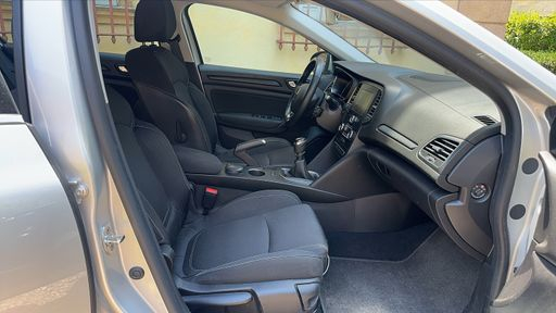 Renault Megane Estate 1.5 Blue dCi 115 - Business – 2018 – 160144 km – Diesel – Boîte Manuelle — photo 19
