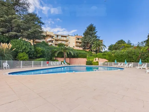 Antibes - Parc de la Badine : 3 pièces de 78,43 m² (Carrez), terrasse et balcon, dans un parc arboré