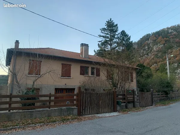 Maison 4 pièces refait à neuf - garage, jardin - secteur calme Castellane
