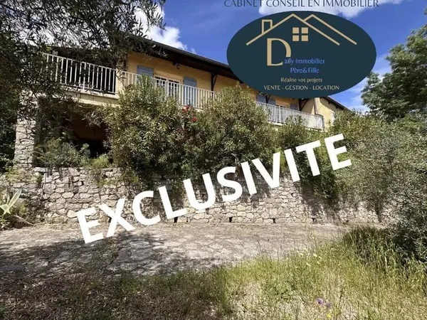 Villa avec vue, piscine et double habitation sur 1 255 m² de terrain