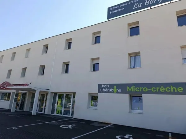 Local commercial 3 pièces 275 m²