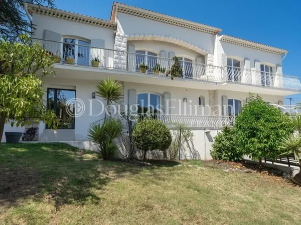 La Roquette-sur-Siagne : Elégante villa rénovée avec vue mer, proche de Mougins