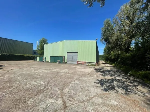 Local d'activité 948 m²