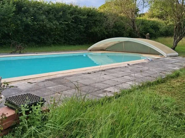 Maison avec terrain arboré et piscine