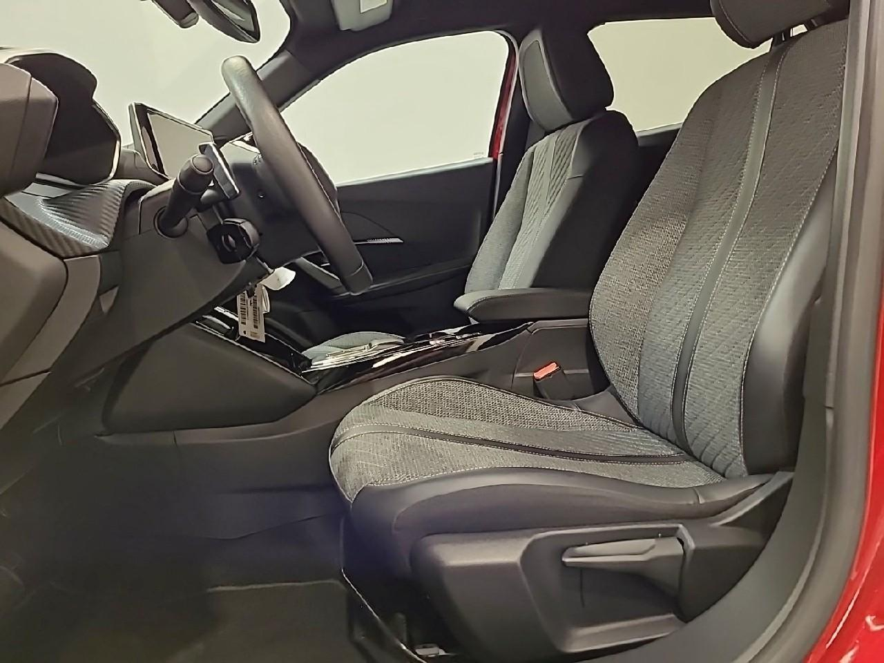 Peugeot 2008 puretech 130 s&s eat8 allure — photo 10