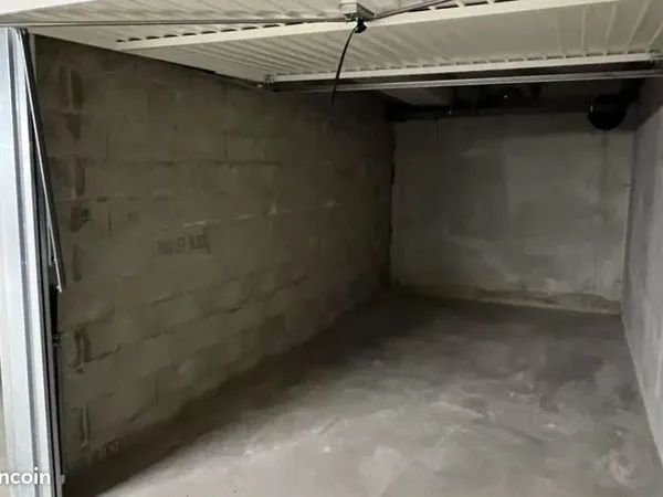 Loue box sécurisé 13 m² VAULX EN VELIN village