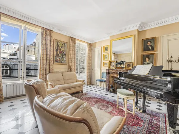 Au coeur de la rive gauche, entre le Jardin du Luxembourg, le théâtre de l'Odéon et Saint-Germain-de