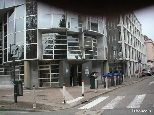 Location Local de Bureau - Centre face à la mairie - 30m²