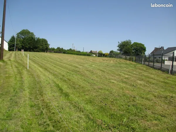 Terrain à bâtir de 1 369 m² - Cadre calme, hors lotissement, proche bourg