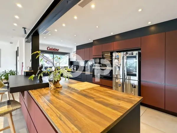 Maison 8 pièces 256 m²