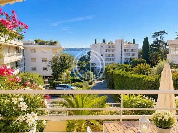 CANNES CENTRE - Superbe appartement 4 pièces avec terrasse