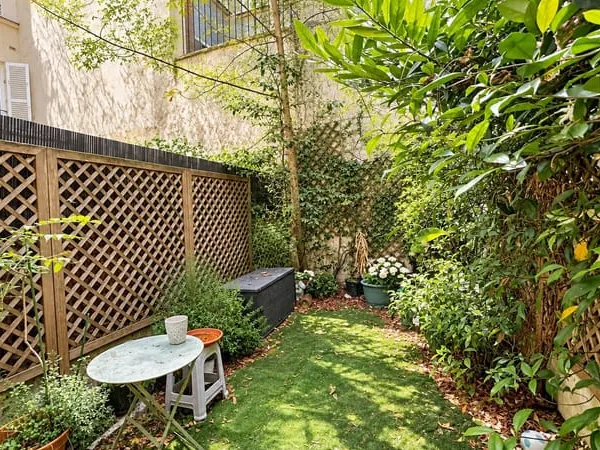Métro Liège : studio 26 m² en rez-de-jardin de 19 m²