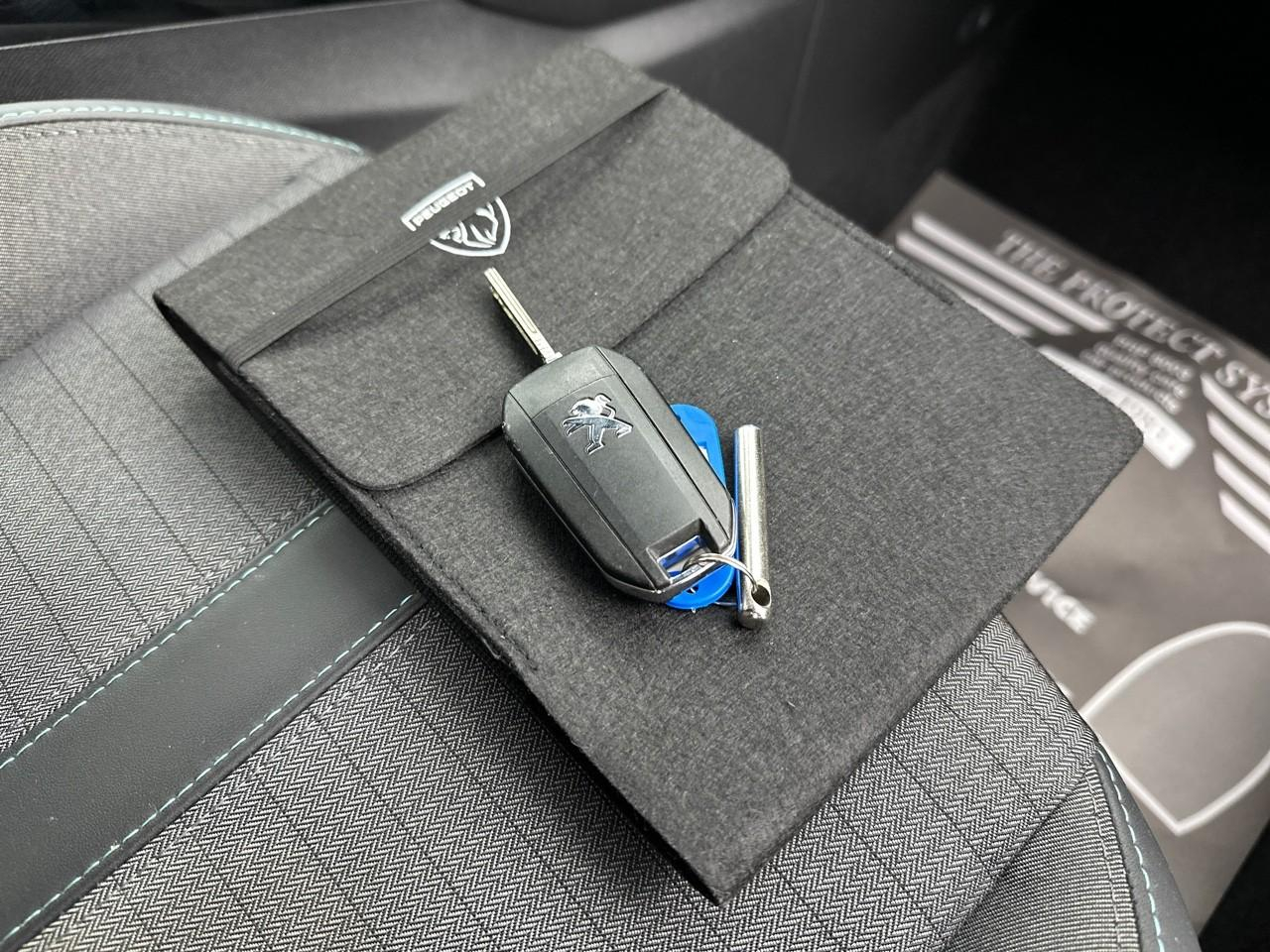 Peugeot 2008 puretech 130 s&s eat8 allure pack — photo 33