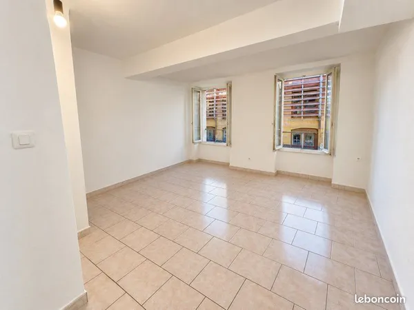 Grand T1 42 m² - Centre-ville Digne-les-Bains - 1er étage
