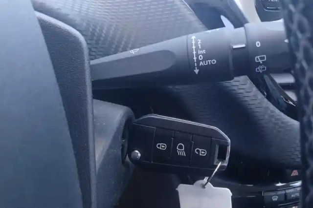 Peugeot 2008 1.2 puretech 110ch s&amp;s bvm5 — photo 31